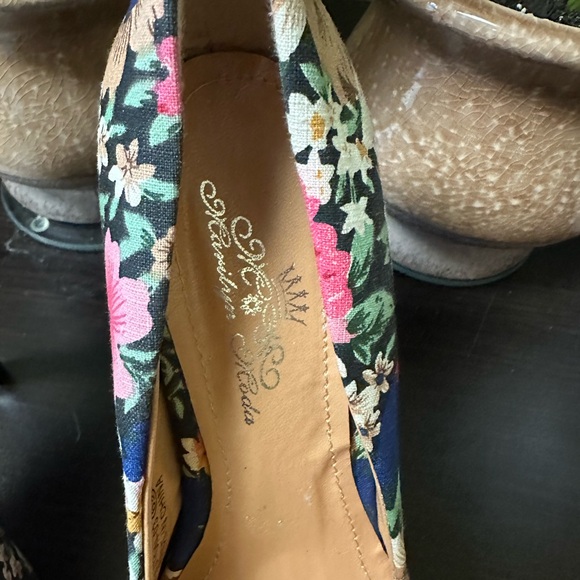 Size 6 1/2 -7 flowered heels NWOT - Picture 4 of 8